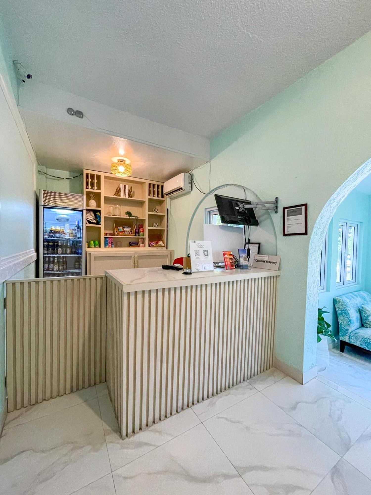 Bed and Breakfast Golden Palms House Нассау Экстерьер фото