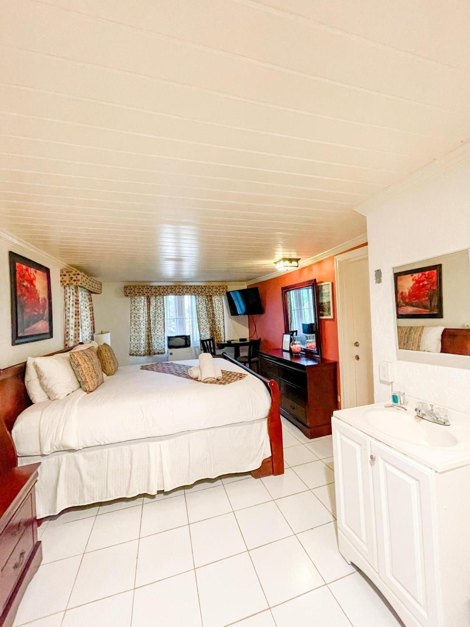 Bed and Breakfast Golden Palms House Нассау Экстерьер фото