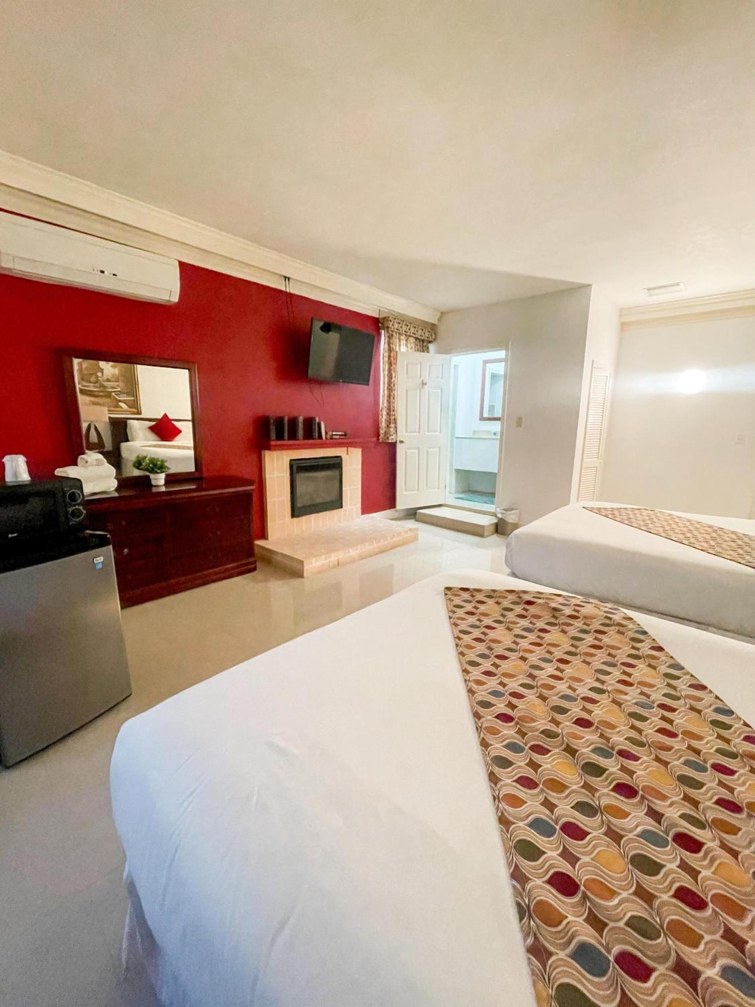 Bed and Breakfast Golden Palms House Нассау Экстерьер фото