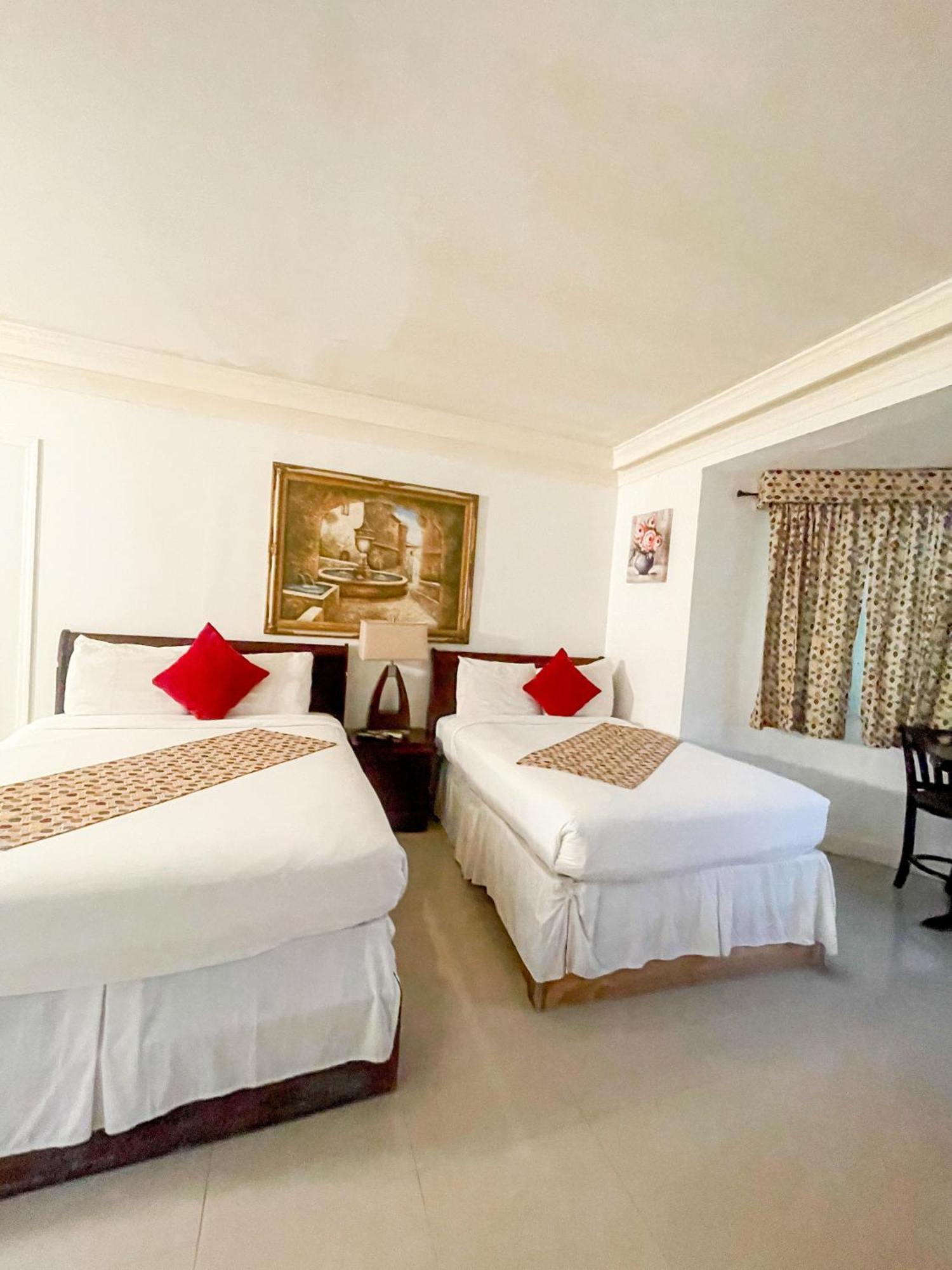 Bed and Breakfast Golden Palms House Нассау Экстерьер фото