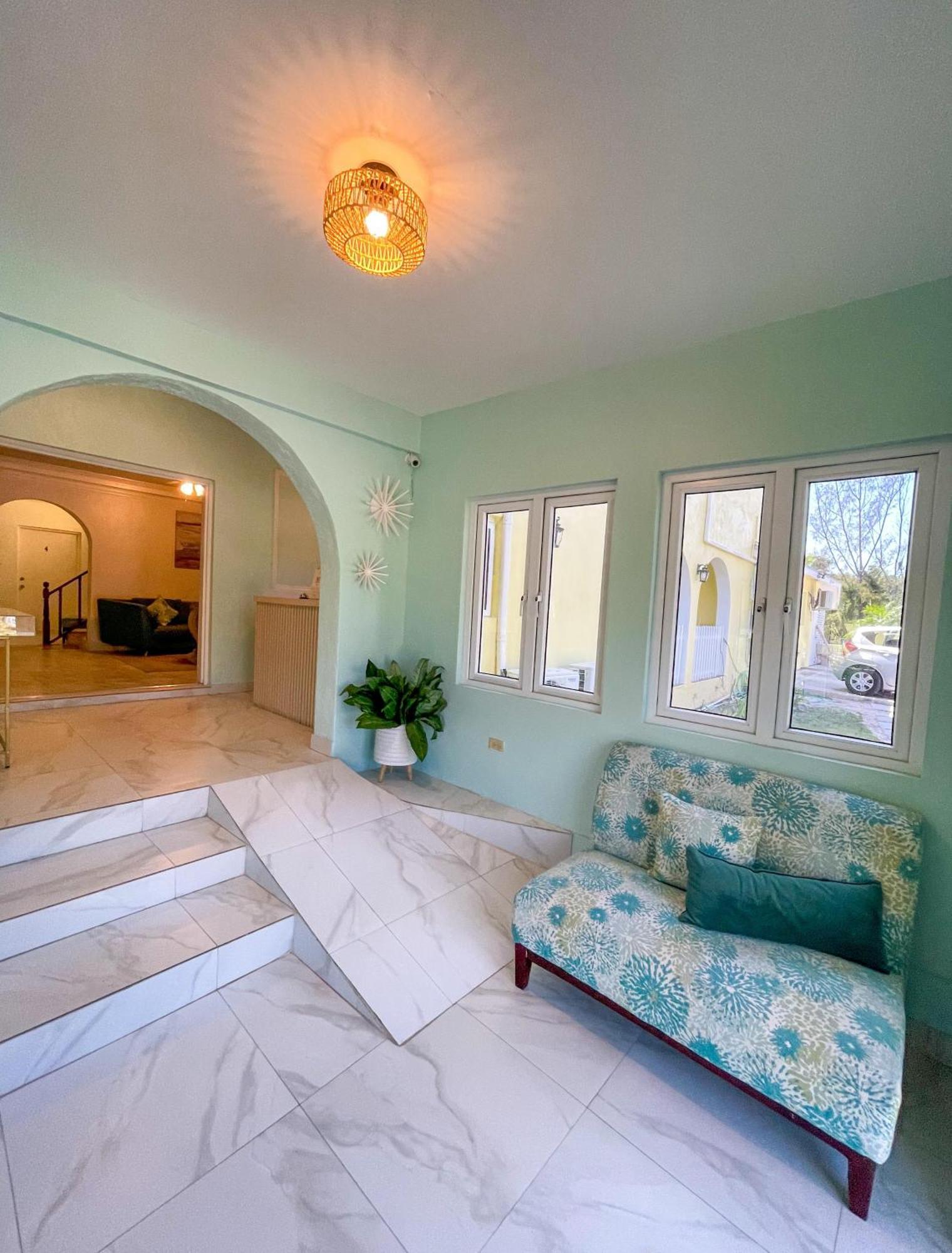 Bed and Breakfast Golden Palms House Нассау Экстерьер фото