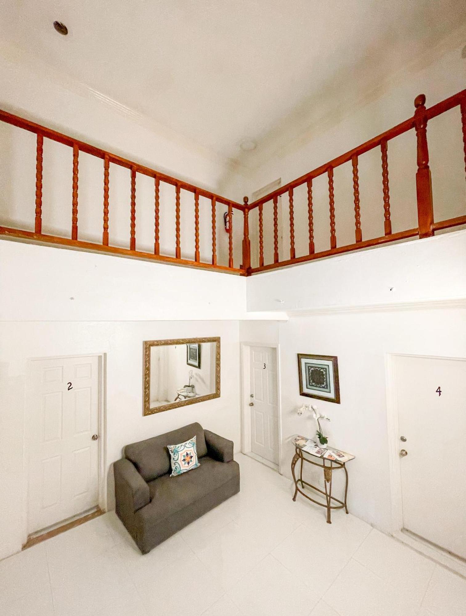 Bed and Breakfast Golden Palms House Нассау Экстерьер фото