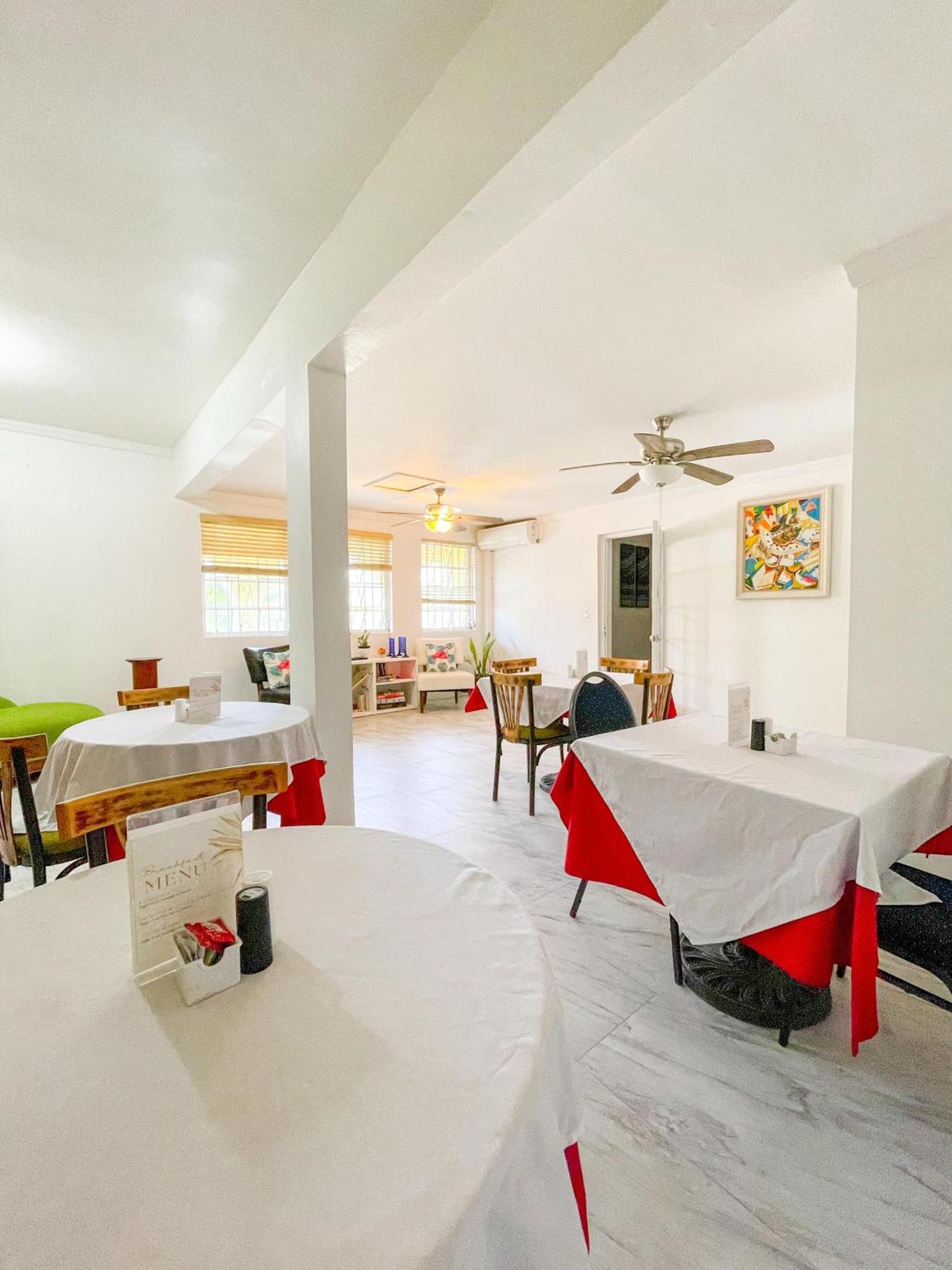 Bed and Breakfast Golden Palms House Нассау Экстерьер фото