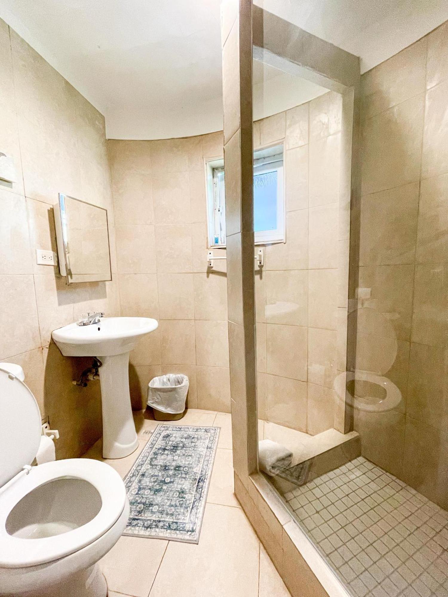 Bed and Breakfast Golden Palms House Нассау Экстерьер фото