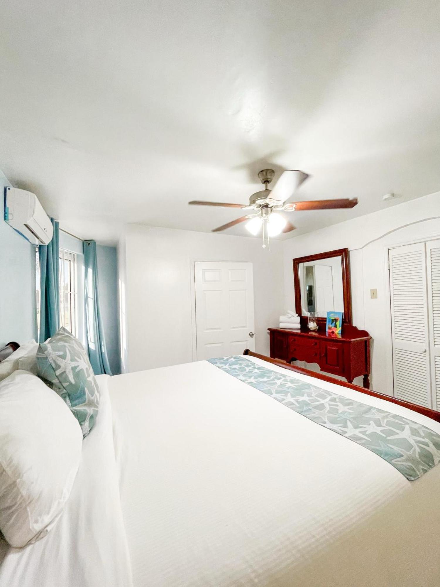 Bed and Breakfast Golden Palms House Нассау Экстерьер фото