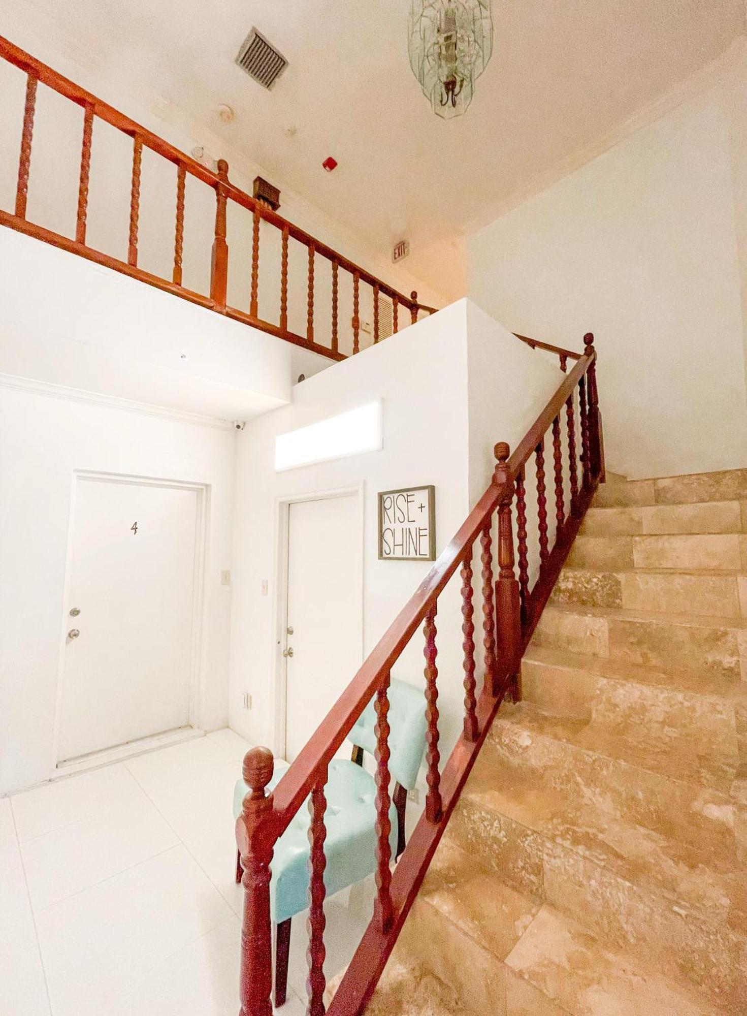 Bed and Breakfast Golden Palms House Нассау Экстерьер фото