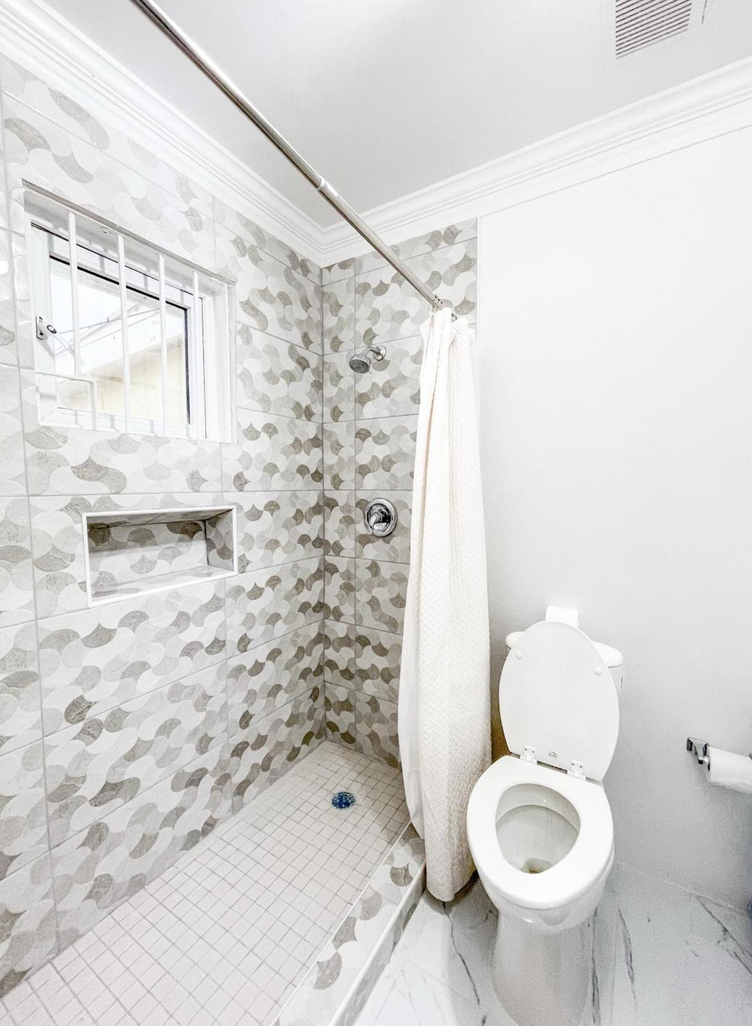 Bed and Breakfast Golden Palms House Нассау Экстерьер фото