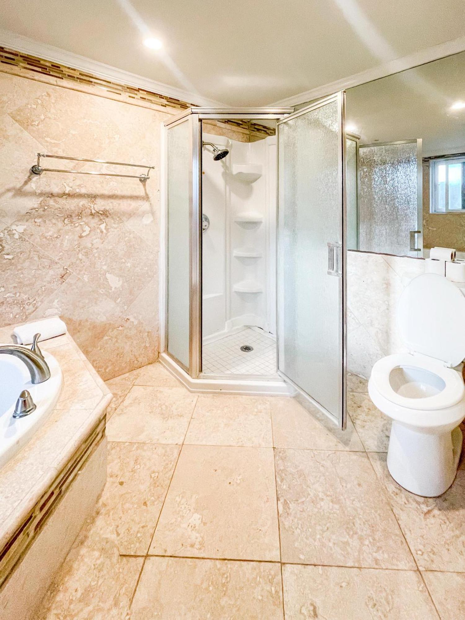 Bed and Breakfast Golden Palms House Нассау Экстерьер фото