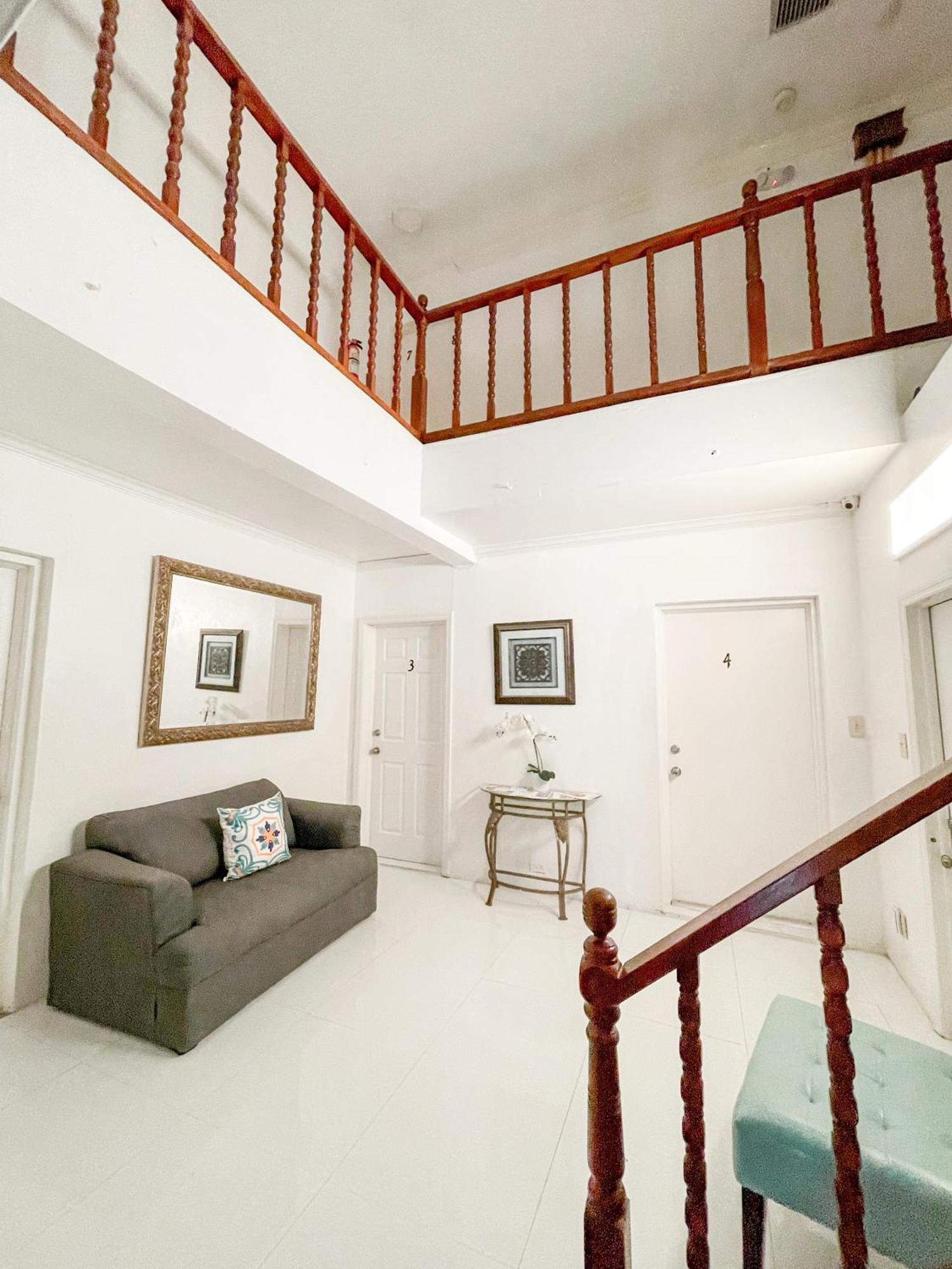 Bed and Breakfast Golden Palms House Нассау Экстерьер фото