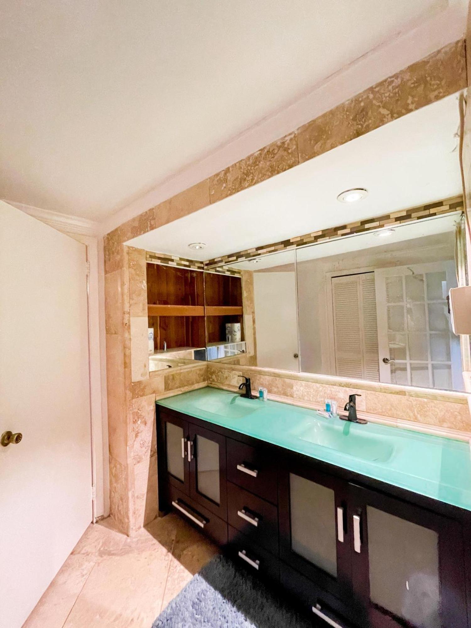 Bed and Breakfast Golden Palms House Нассау Экстерьер фото