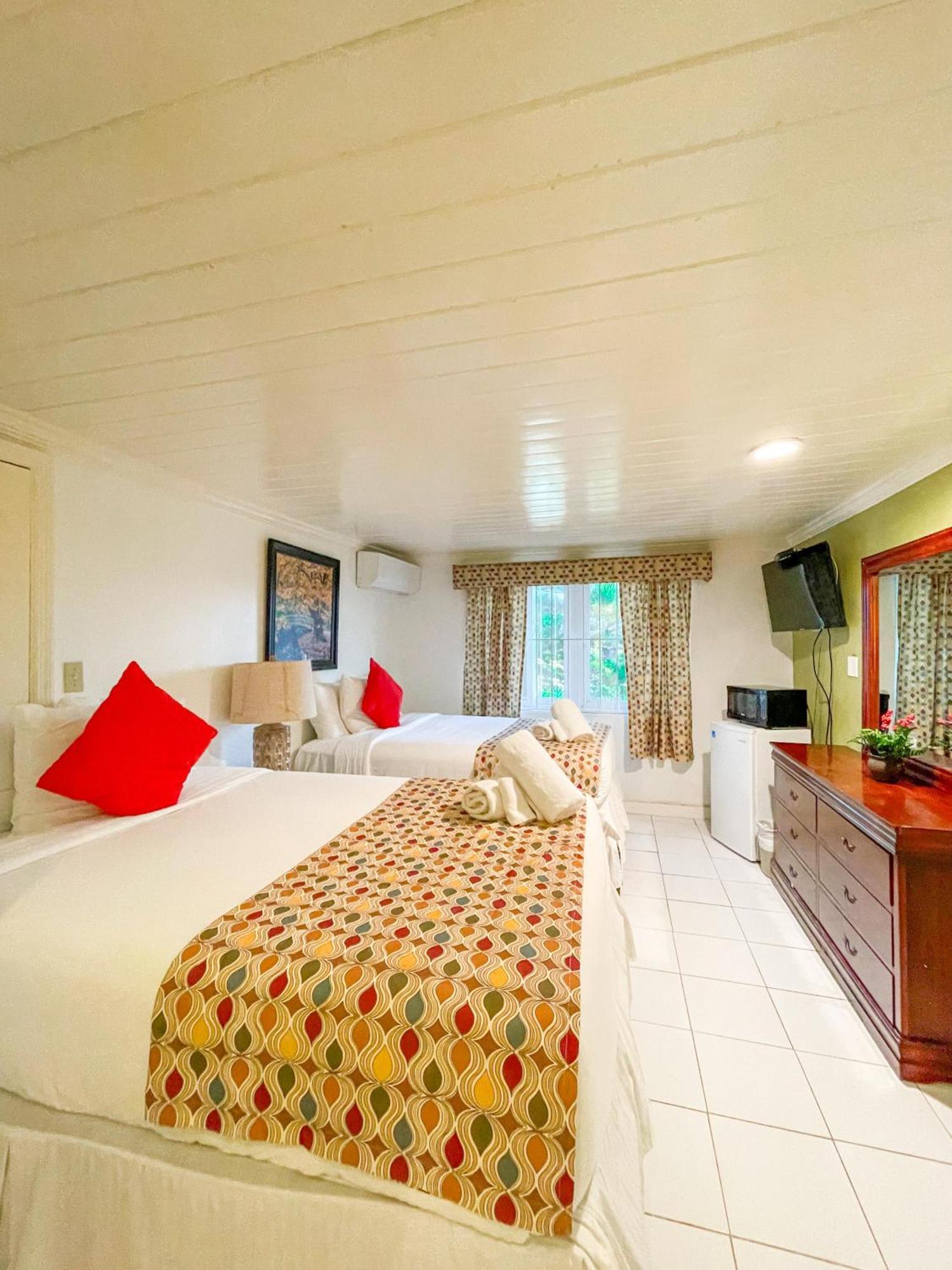 Bed and Breakfast Golden Palms House Нассау Экстерьер фото